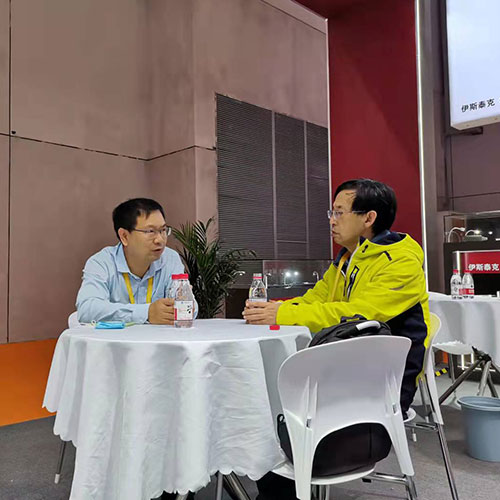 第四屆進(jìn)博會(huì)總經(jīng)理張振剛跟客戶(hù)...
